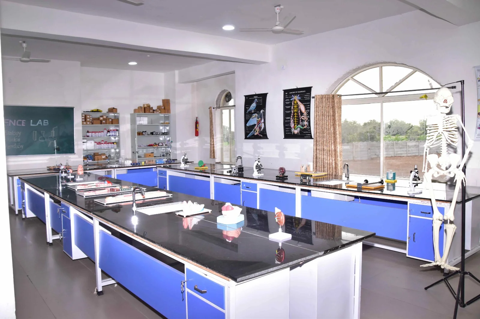 Well-equipped composite science laboratory for physics, chemistry and biology